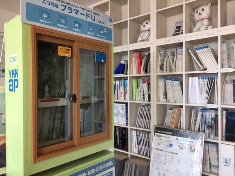内窓は問屋町店にも展示してあります。