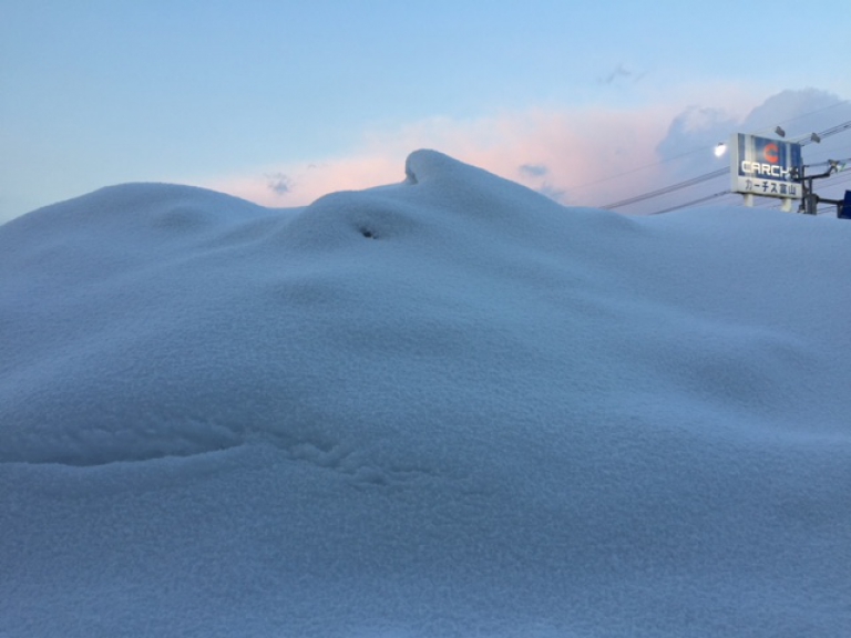 駐車場の雪が……